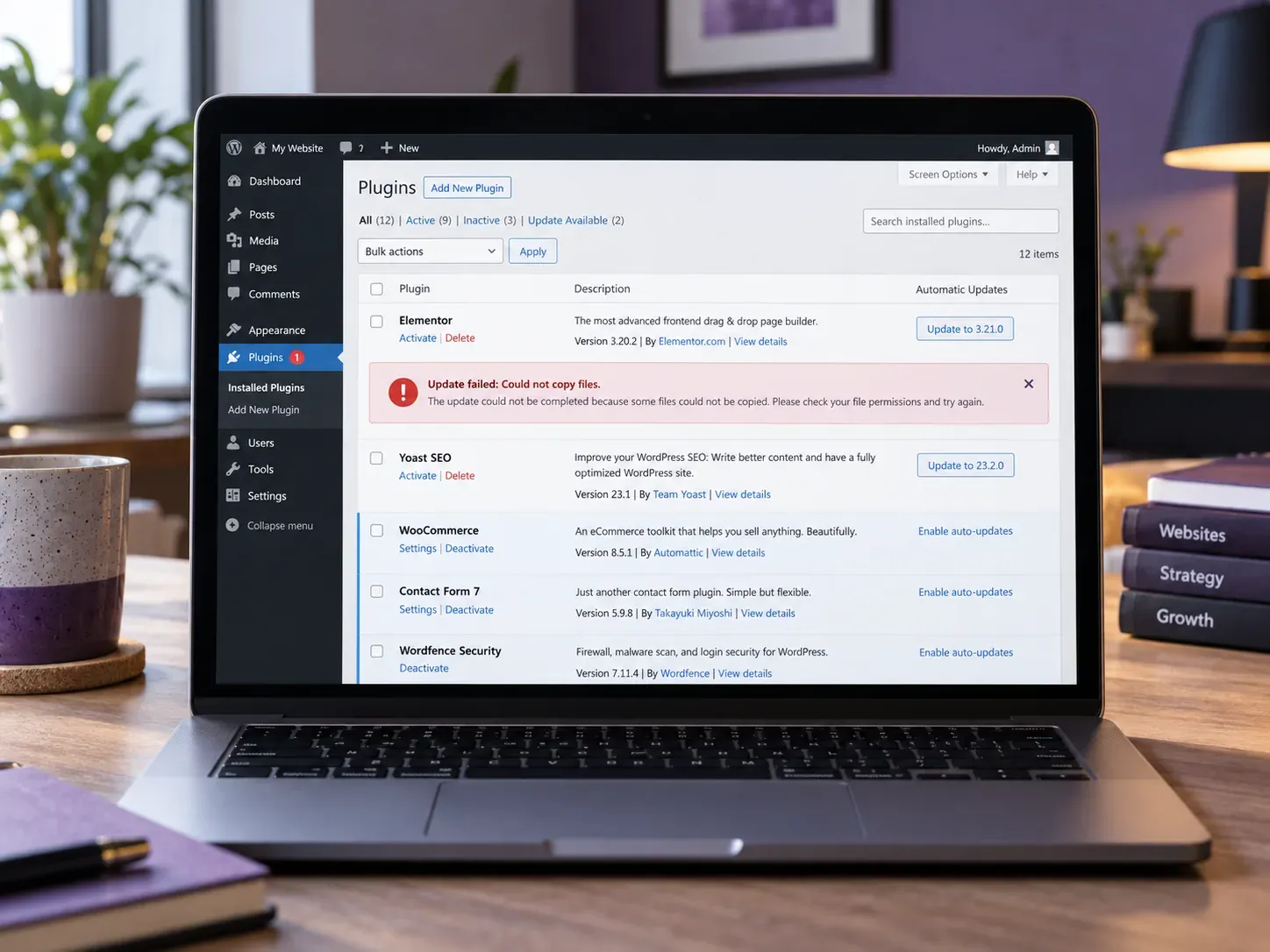 Portátil con un aviso de actualización fallida en el panel de plugins de WordPress