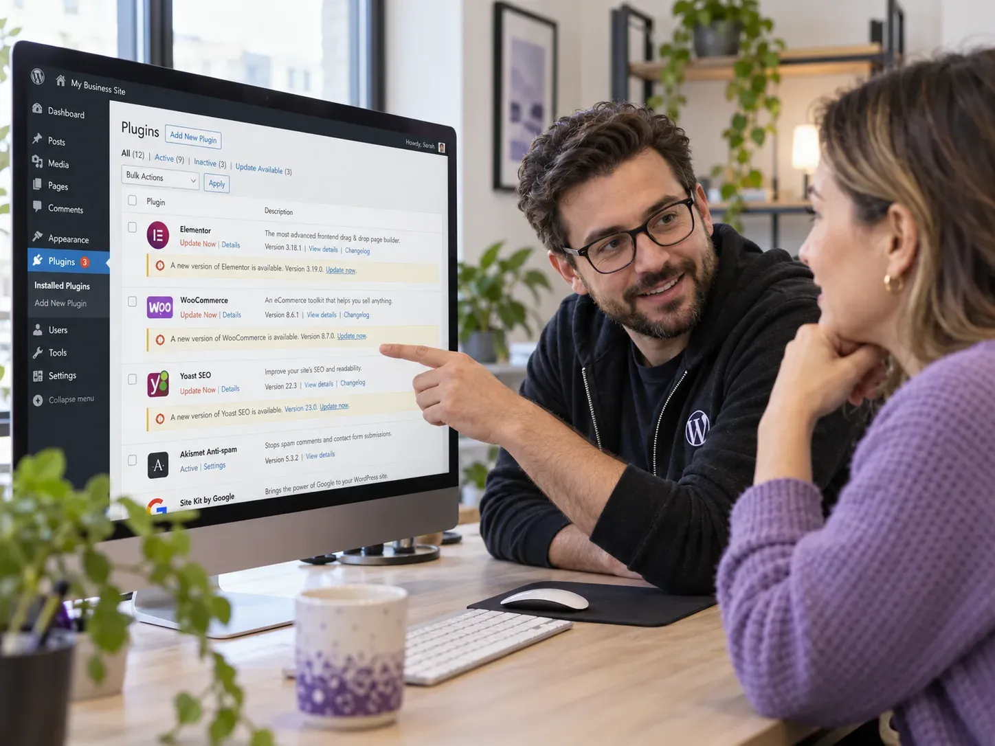Dos profesionales revisan juntos un informe de mantenimiento web en una mesa de trabajo